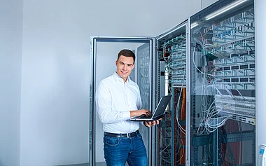 Techniker überprüft Serverausrüstung in einem Rechenzentrum.