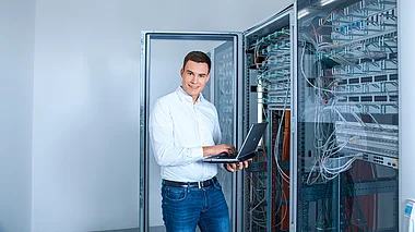 Techniker überprüft Serverausrüstung in einem Rechenzentrum.