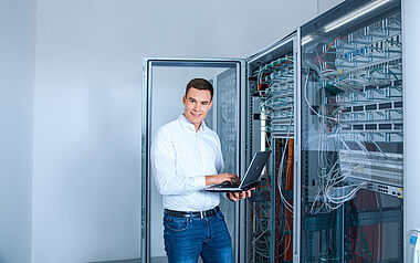 Techniker überprüft Serverausrüstung in einem Rechenzentrum.