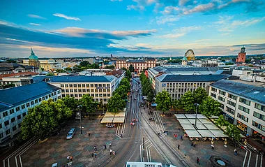 Überblick über die belebte Innenstadt von Darmstadt mit historischen Gebäuden und Verkehr.