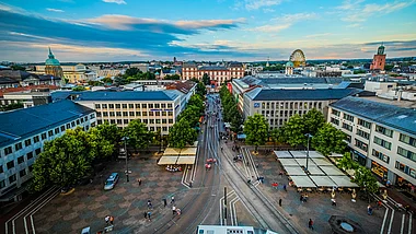 Überblick über die belebte Innenstadt von Darmstadt mit historischen Gebäuden und Verkehr.
