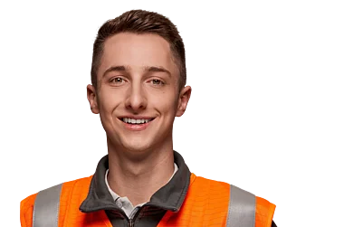 Techniker lächelt in Warnweste, zeigt professionelle Arbeitsumgebung.