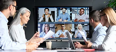 Geschäftskollegen diskutieren während eines Meetings an einem Konferenztisch.