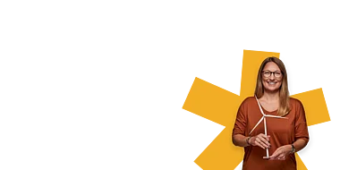 Frau in legerer Kleidung mit einem Modell einer Windkraftanlage in der Hand.