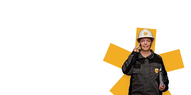 Bauarbeiterin telefoniert während der Arbeit mit Akte in der Hand.