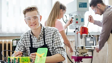 Schüler arbeiten in der Werkstatt mit Werkzeugen und technischen Geräten.