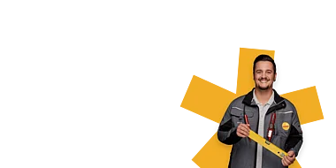 Ein Bauarbeiter hält eine Wasserwaage und arbeitet an einem Projekt.