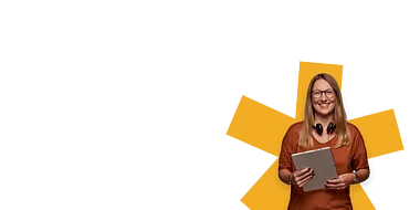 Eine Frau hält ein Tablet und lächelt freundlich in die Kamera.