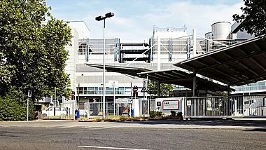Technologiepark mit modernen Gebäuden und Zufahrtsrampen.